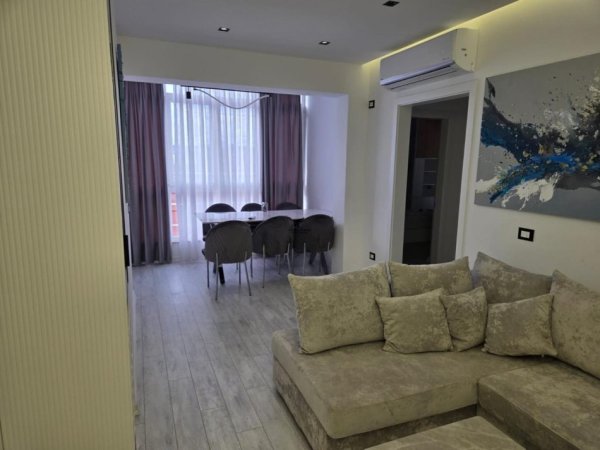 Tirane, jepet me qera apartament 3+1 Kati 7, 140 m² 1.500 € (RRUGA E KAVAJES)