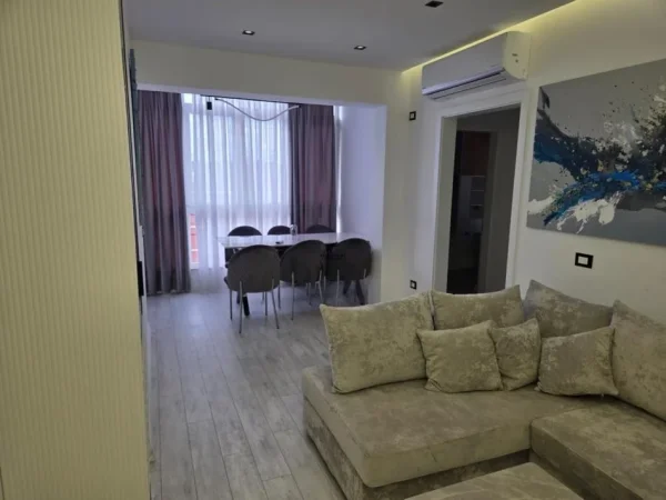 Tirane, jepet me qera apartament 3+1 Kati 7, 140 m² 1.500 € (RRUGA E KAVAJES)