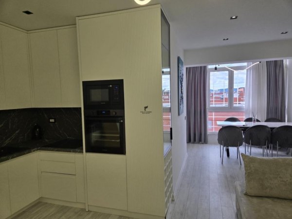 Tirane, jepet me qera apartament 3+1 Kati 7, 140 m² 1.500 € (RRUGA E KAVAJES)