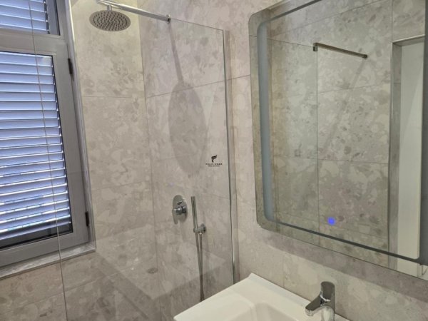 Tirane, jepet me qera apartament 3+1 Kati 7, 140 m² 1.500 € (RRUGA E KAVAJES)