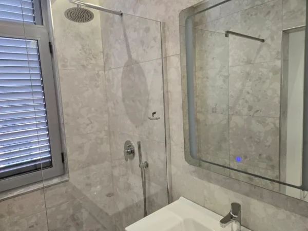 Tirane, jepet me qera apartament 3+1 Kati 7, 140 m² 1.500 € (RRUGA E KAVAJES)