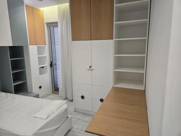 Tirane, jepet me qera apartament 3+1 Kati 7, 140 m² 1.500 € (RRUGA E KAVAJES)