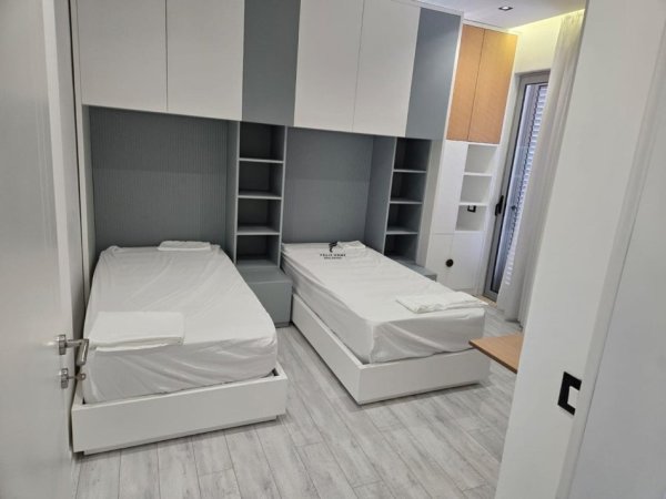Tirane, jepet me qera apartament 3+1 Kati 7, 140 m² 1.500 € (RRUGA E KAVAJES)