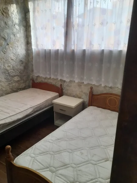 Tirane, jepet me qera apartament 1+1 Kati 1, 250 € (Rruga Fuat toptani)