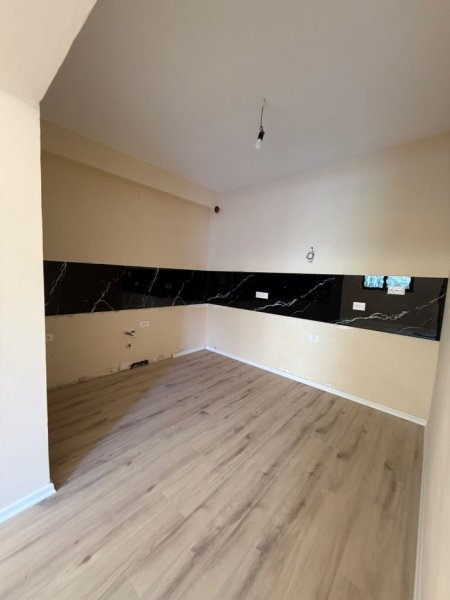 Tirane, jepet me qera apartament 2+1 Kati 1, 80 m² 400 € (Ali Dem , Prane Burgut te Grave)