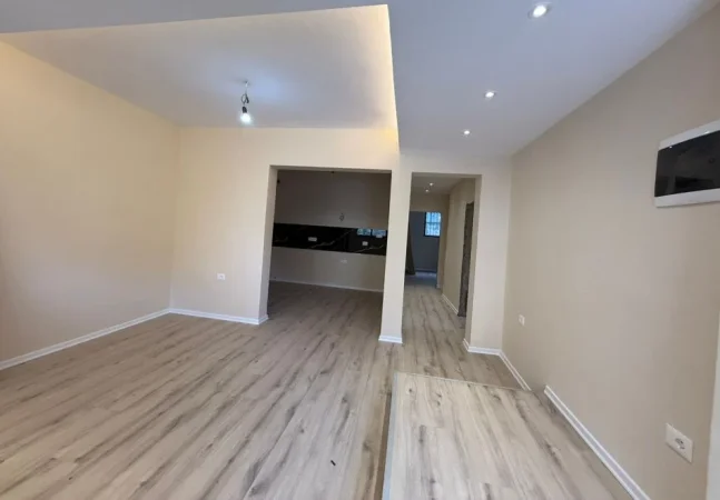 Tirane, jepet me qera apartament 2+1 Kati 1, 80 m² 400 € (Ali Dem , Prane Burgut te Grave)