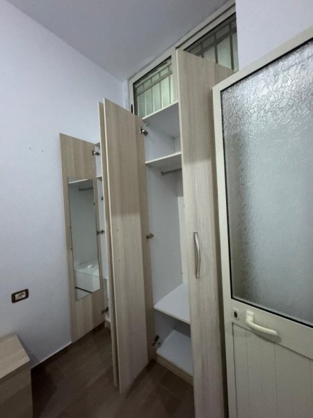 Tirane, jepet me qera apartament 1+1 Kati 0, 50 m² 400 € (Rruga 5 maj , prapa concord center)