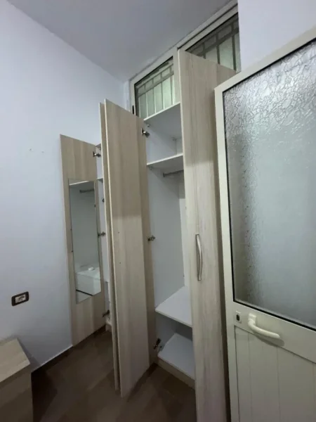 Tirane, jepet me qera apartament 1+1 Kati 0, 50 m² 400 € (Rruga 5 maj , prapa concord center)
