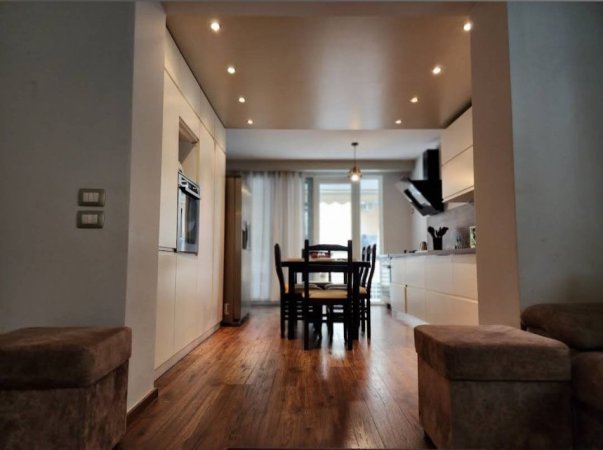 Tirane, jepet me qera apartament 2+1 , 100 m² 1.000 € (Rruga e Kosovareve)