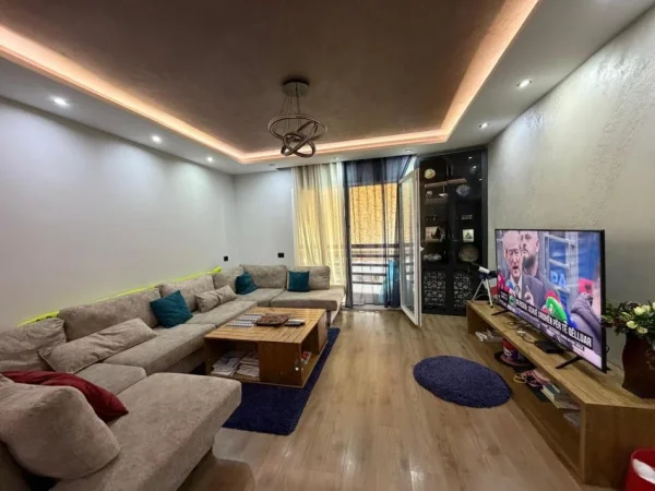 Tirane, shitet apartament 2+1+Ballkon Kati 2, 100 m² 350.000 € (Komuna Parisit)