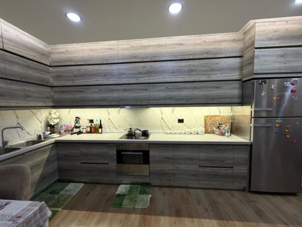 Tirane, shitet apartament 2+1+Ballkon Kati 2, 100 m² 350.000 € (Komuna Parisit)