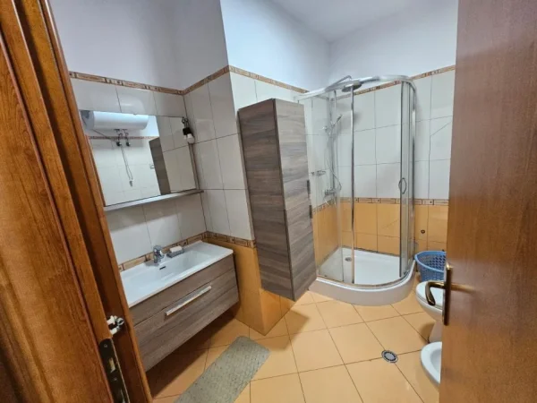 Tirane, jepet me qera apartament 3+1 Kati 3, 126 m² 700 € (zogu zi)