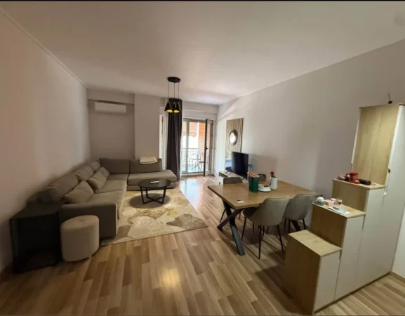 Tirane, jepet me qera apartament 1+1+Ballkon Kati 5, 75 m² 750 € (Kompleksi delijorgji)