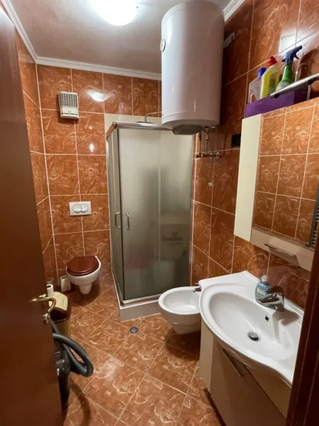 Tirane, jepet me qera apartament 2+1+Ballkon Kati 10, 100 m² 1.000 € (Rruga e Elbasanit)