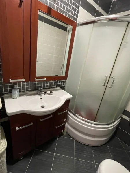 Tirane, jepet me qera apartament 2+1+Ballkon Kati 10, 100 m² 1.000 € (Rruga e Elbasanit)