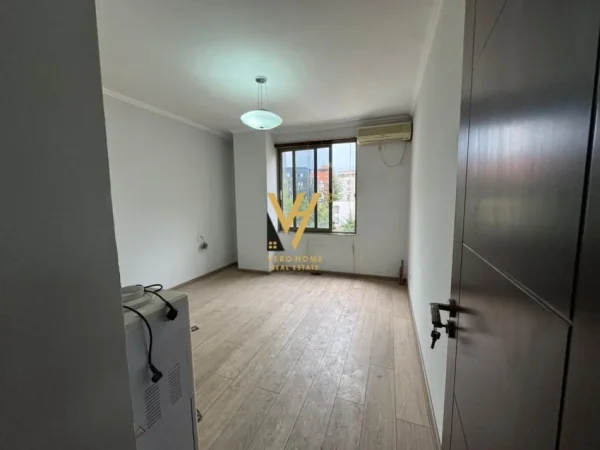 Tirane, shitet apartament 2+1+Ballkon Kati 3, 103 m² 258.000 € (RRUGA MUHAMET GJOLLESHA)