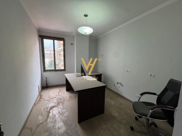 Tirane, shitet apartament 2+1+Ballkon Kati 3, 103 m² 258.000 € (RRUGA MUHAMET GJOLLESHA)