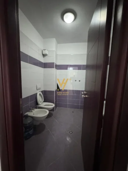 Tirane, shitet apartament 2+1+Ballkon Kati 3, 103 m² 258.000 € (RRUGA MUHAMET GJOLLESHA)