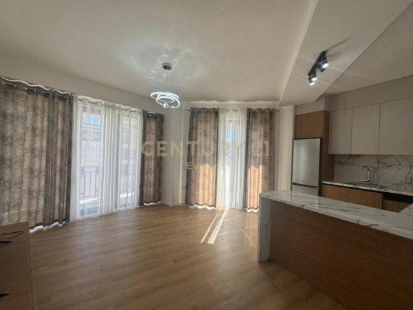 Tirane, jepet me qera apartament 2+1+Ballkon Kati 7, 115 m² 550 € (Kompleksi Urban Gate,Astir)