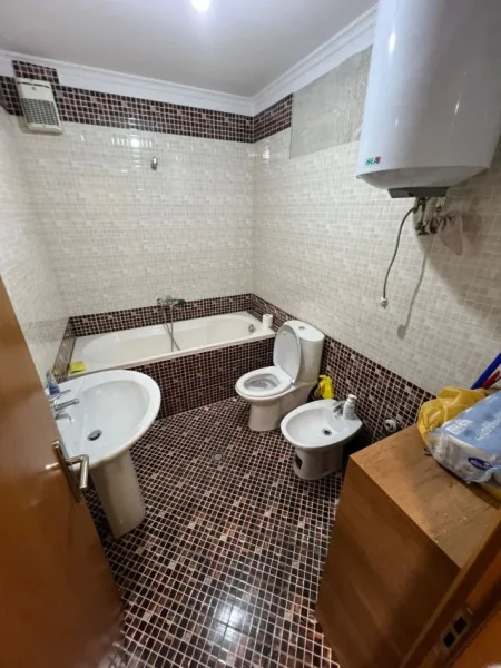 Tirane, jepet me qera zyre Kati 6, 106 m² 800 € (Zogu i Zi)