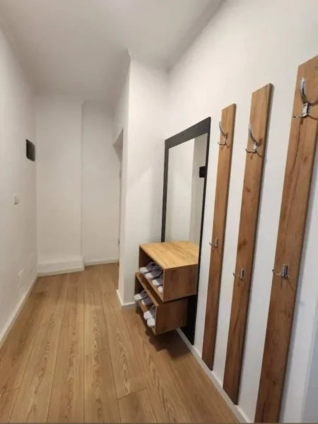 Tirane, jepet me qera apartament 2+1+Ballkon Kati 2, 100 m² 820 € (Rruga e Kavajes)