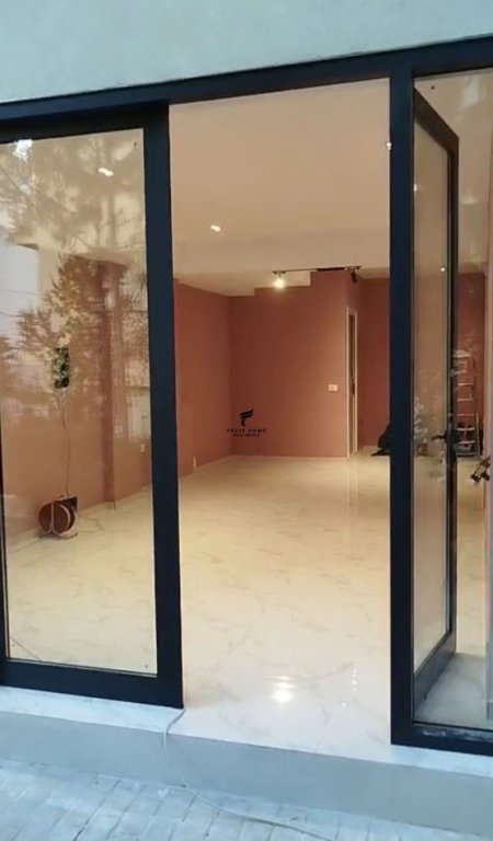 Tirane, jepet me qera dyqan Kati 0, 40 m² 650 € (LIQENI THATE)