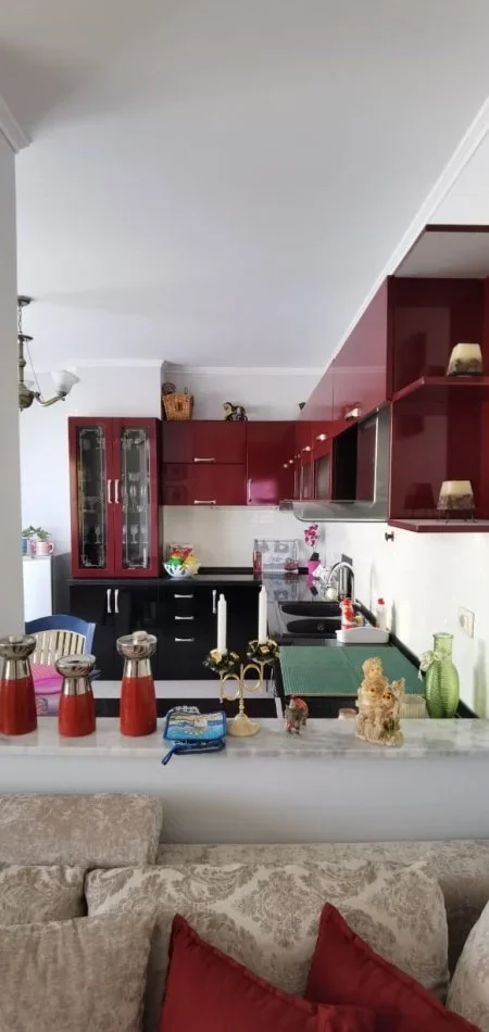 Tirane, jepet me qera apartament 2+1 Kati 8, 91 m² 500 € (Rruga 3 Deshmoret)