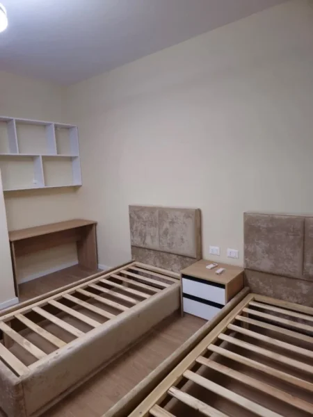 Tirane, jepet me qera apartament 1+1+Ballkon Kati 2, 120 m² 1.300 € (Liqeni i Thate)