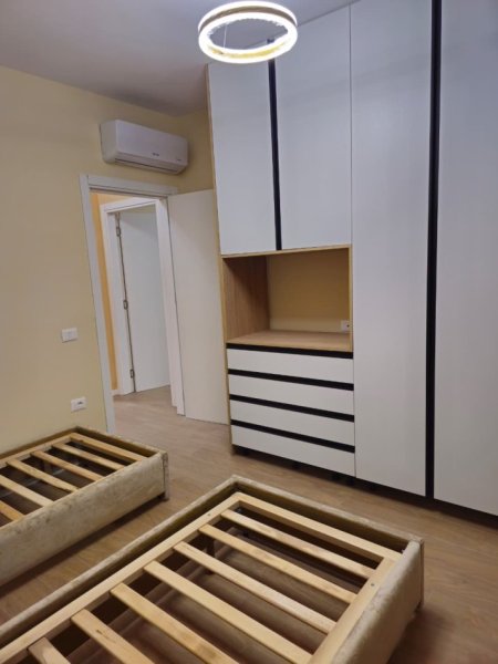 Tirane, jepet me qera apartament 1+1+Ballkon Kati 2, 120 m² 1.300 € (Liqeni i Thate)
