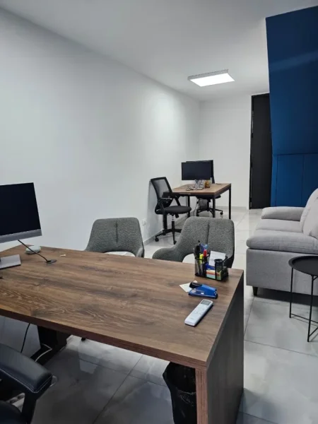 Tirane, jepet me qera zyre Kati 1, 25 m² 500 € (Myslym Shyri)