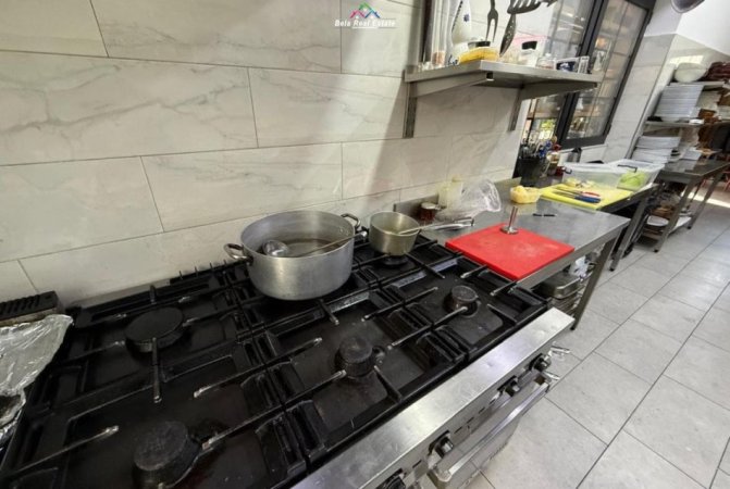 Tirane, jepet me qera bar-resorant Kati 0, 230 m² 2.000 € (pazari i ri)