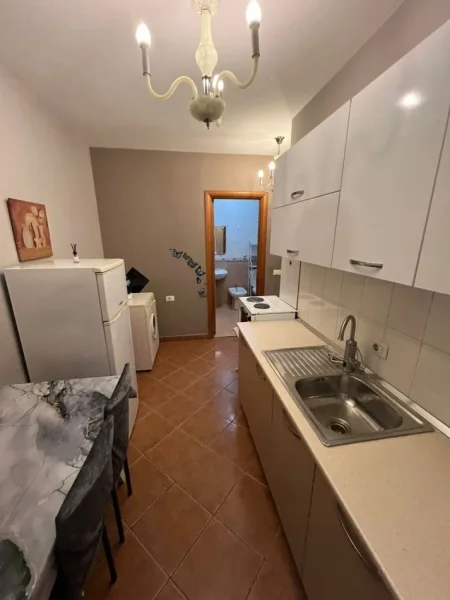 Tirane, jepet me qera garsonier 1+1 Kati 2, 35 m² 500 € (Rruga Myslym Shyri)