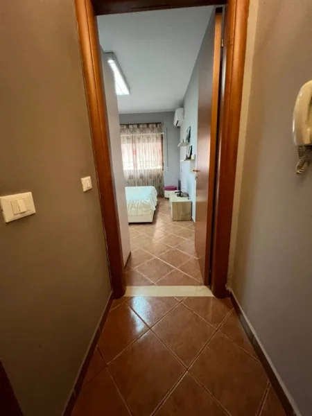 Tirane, jepet me qera garsonier 1+1 Kati 2, 35 m² 500 € (Rruga Myslym Shyri)