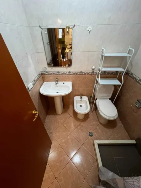 Tirane, jepet me qera garsonier 1+1 Kati 2, 35 m² 500 € (Rruga Myslym Shyri)