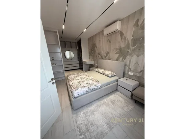 Tirane, jepet me qera apartament 1+1+Ballkon Kati 9, 57 m² (ish fusha e aviacionit)