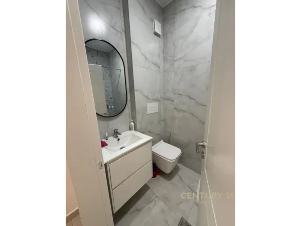 Tirane, jepet me qera apartament 1+1+Ballkon Kati 9, 57 m² (ish fusha e aviacionit)