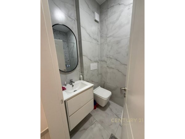 Tirane, jepet me qera apartament 1+1+Ballkon Kati 9, 57 m² (ish fusha e aviacionit)