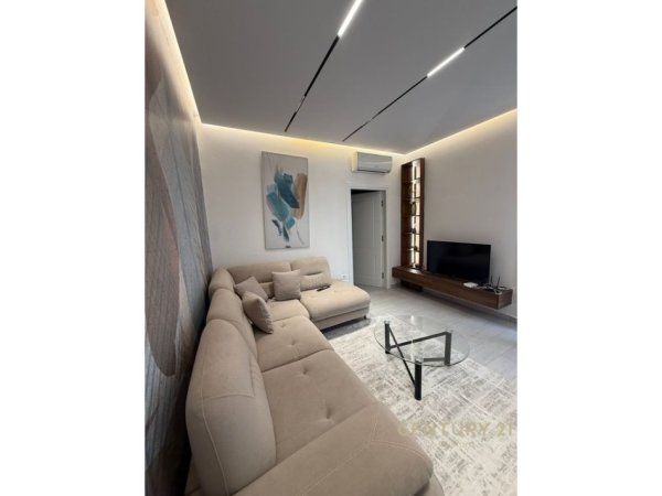 Tirane, jepet me qera apartament 1+1+Ballkon Kati 9, 57 m² (ish fusha e aviacionit)