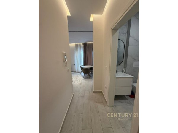Tirane, jepet me qera apartament 1+1+Ballkon Kati 9, 57 m² (ish fusha e aviacionit)