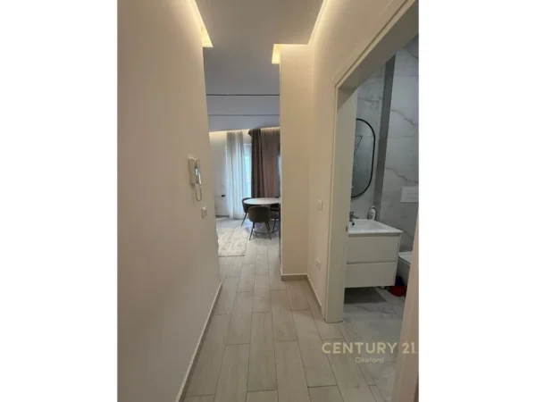 Tirane, jepet me qera apartament 1+1+Ballkon Kati 9, 57 m² (ish fusha e aviacionit)