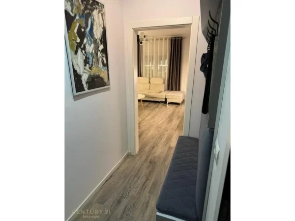 Tirane, jepet me qera apartament 2+1 Kati 2, 80 m² 850 € (STACIONI I TRENIT!)