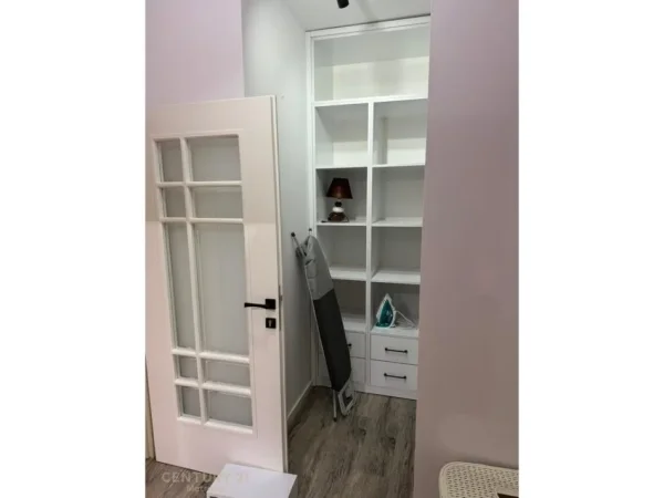 Tirane, jepet me qera apartament 2+1 Kati 2, 80 m² 850 € (STACIONI I TRENIT!)