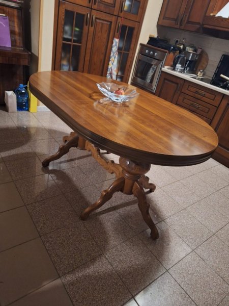 Tirane, shes Tavoline ngrenie + 4 karrige 380 €