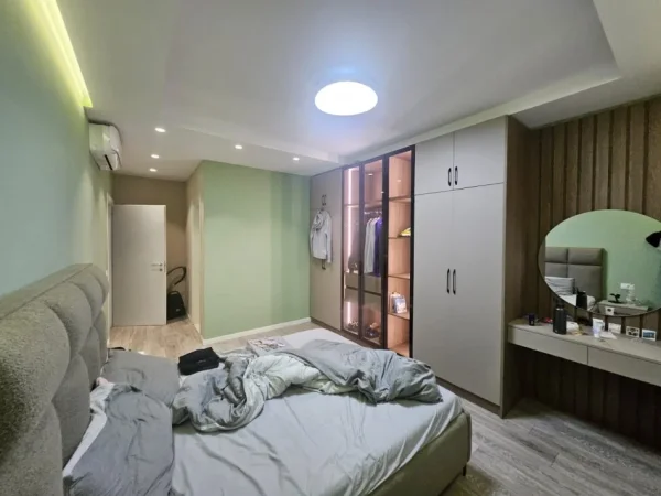 Tirane, jepet me qera apartament 2+1+Ballkon Kati 6, 700 € (rruga dritan hoxha te ish dogana pallat i ri)