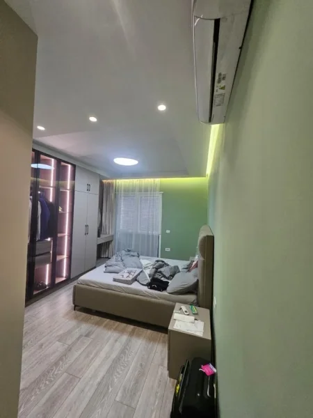 Tirane, jepet me qera apartament 2+1+Ballkon Kati 6, 700 € (rruga dritan hoxha te ish dogana pallat i ri)