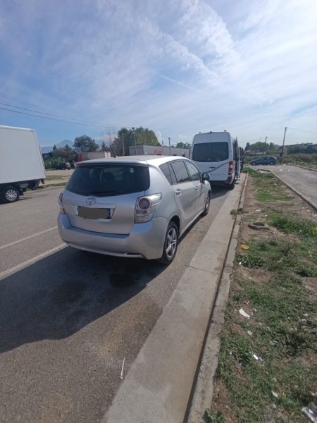 Tirane, shes makine toyota corolla verso Nafte, gri metalizato manuale Klima 306 km 700.000 €