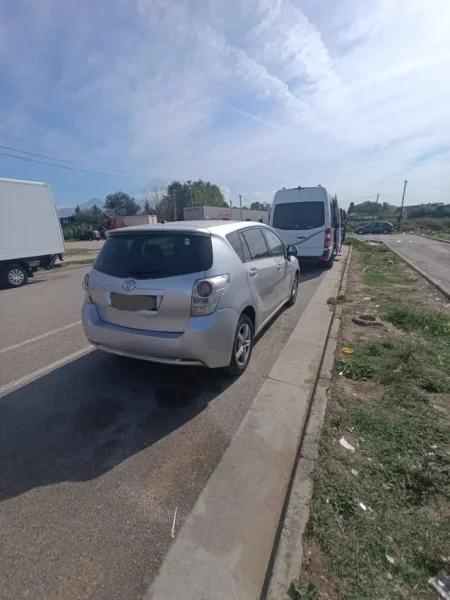 Tirane, shes makine toyota corolla verso Nafte, gri metalizato manuale Klima 306 km 700.000 €