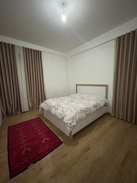 Tirane, jepet me qera Vile 1+1+Ballkon Kati 1, 80 m² 500 € (Rruga Kodra Derhemit perballe me restorant Nari)