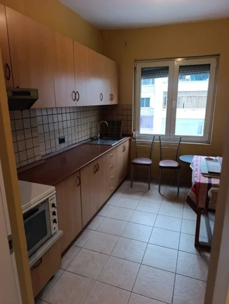 Tirane, jepet me qera zyre Kati 3, 90 m² 600 € (Rr. E Kavajes te Kisha Katolike)
