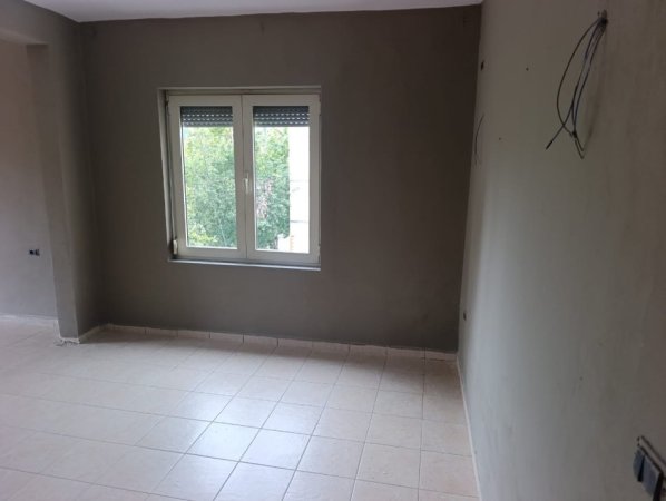 Tirane, jepet me qera zyre Kati 3, 90 m² 600 € (Rr. E Kavajes te Kisha Katolike)